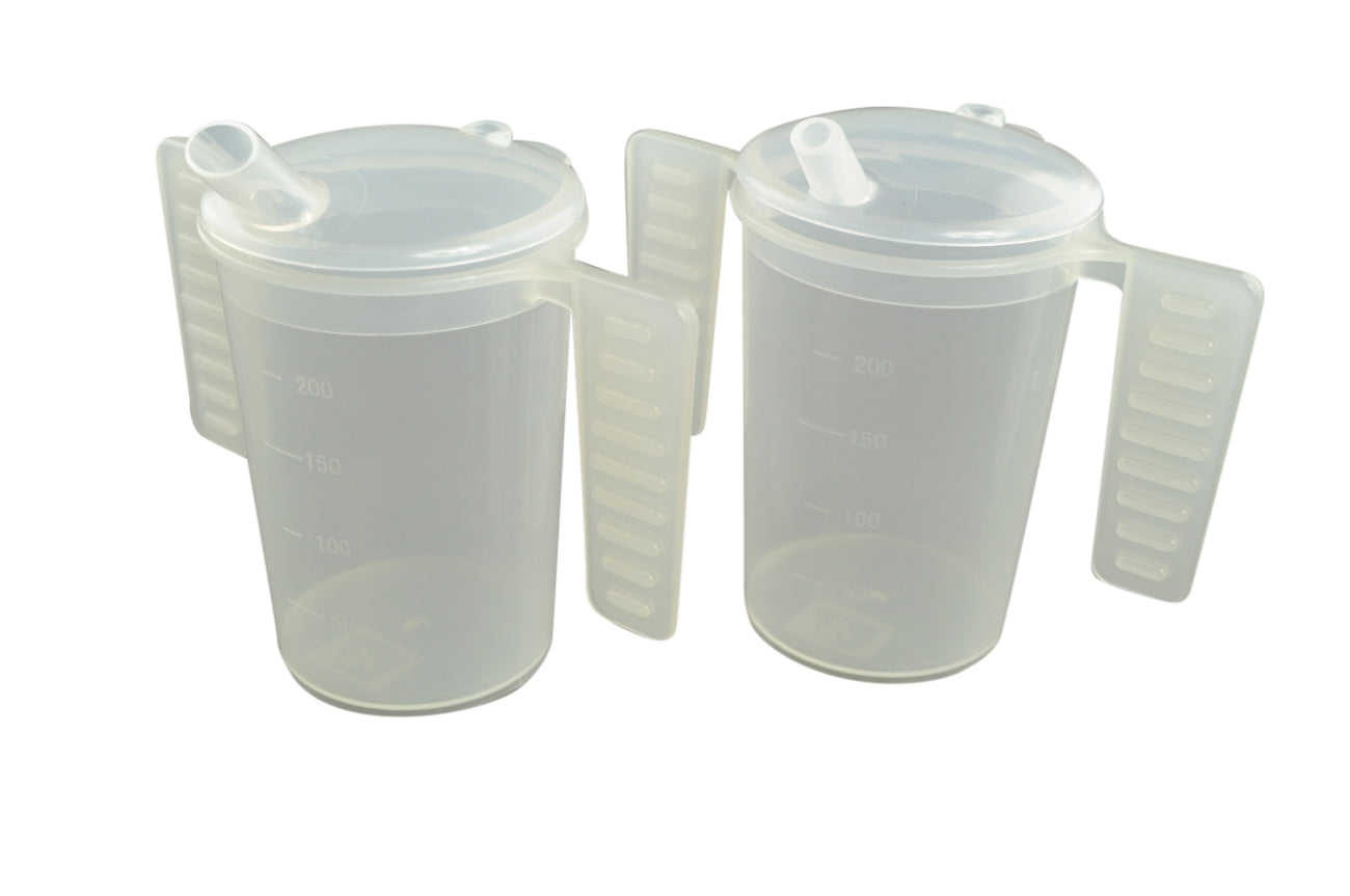 Gobelet avec 2 anses plates et 2 becs verseurs